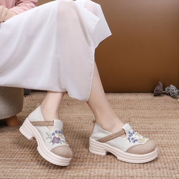 Moteriški siuvinėti lininiai slip-on loaferiai — be raištelių, apvali nosis, putų gumos padai, kulno aukštis 3–5 cm, sekli atidarymas.