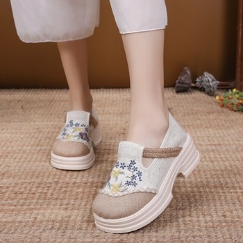 Moteriški siuvinėti lininiai slip-on loaferiai — be raištelių, apvali nosis, putų gumos padai, kulno aukštis 3–5 cm, sekli atidarymas.