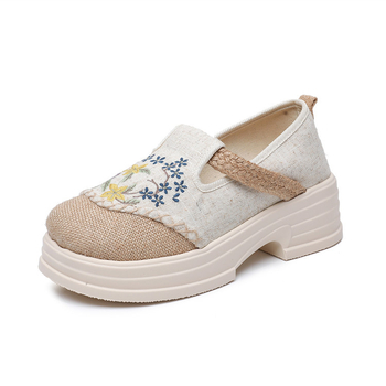 Moteriški siuvinėti lininiai slip-on loaferiai — be raištelių, apvali nosis, putų gumos padai, kulno aukštis 3–5 cm, sekli atidarymas.