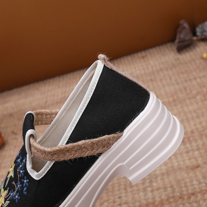 Moteriški siuvinėti lininiai slip-on loaferiai — be raištelių, apvali nosis, putų gumos padai, kulno aukštis 3–5 cm, sekli atidarymas.