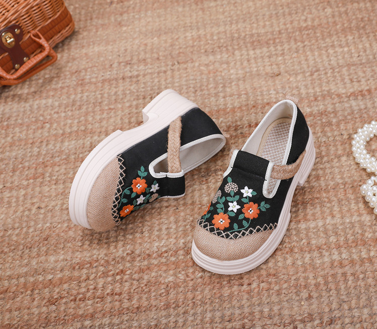 Moteriški siuvinėti lininiai slip-on loaferiai — be raištelių, apvali nosis, putų gumos padai, kulno aukštis 3–5 cm, sekli atidarymas.