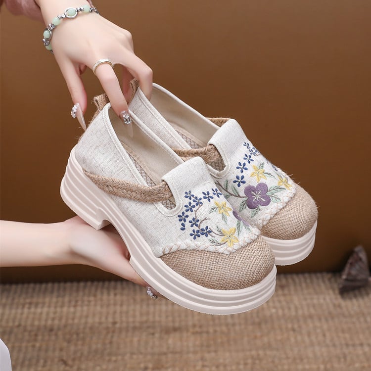 Moteriški siuvinėti lininiai slip-on loaferiai — be raištelių, apvali nosis, putų gumos padai, kulno aukštis 3–5 cm, sekli atidarymas.