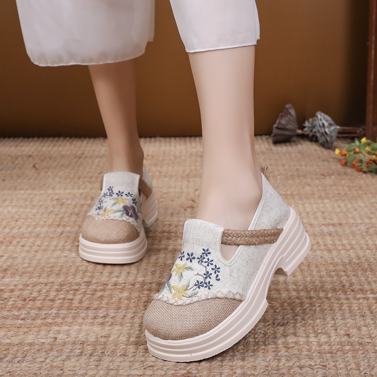 Moteriški siuvinėti lininiai slip-on loaferiai — be raištelių, apvali nosis, putų gumos padai, kulno aukštis 3–5 cm, sekli atidarymas.