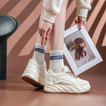 Pantofi sport femei cu platformă, căptuți cu fleece, înălțime 6–8 cm, material superior: super fiber, căptușeală interioară din plasă, talpă PU, închidere cu șiret în față