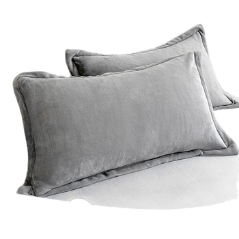 Jastučnica od velura – materijal velur, reaktivno bojanje, ravno tkanje, moderni minimalistički stil.