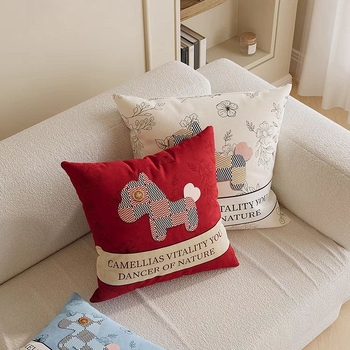 Slatka ponija navlaka za jastuk za kauč, pliš materijal, skidiva i periva, motiv Godina Konja, pogodna za erker prozor i pored kreveta