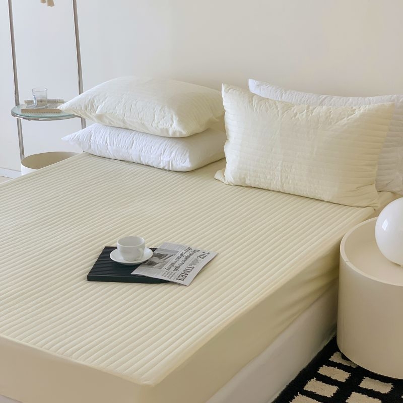 Pamukasti quiltani set za pokrivač kreveta s zaštitom madraca, minimalistički dizajn sa širokim prugama, za krevetu duljine 1,8 m