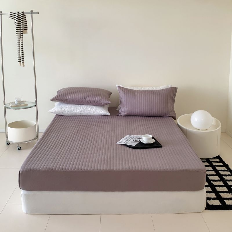 Pamukasti quiltani set za pokrivač kreveta s zaštitom madraca, minimalistički dizajn sa širokim prugama, za krevetu duljine 1,8 m