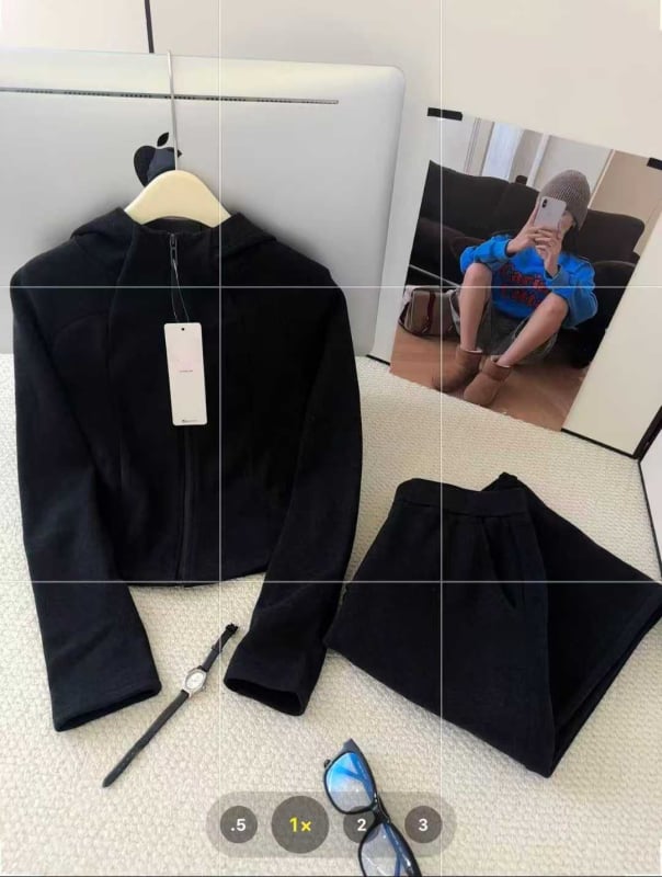 Ženski kapuljačom se nosi jesen-zimu, od vune i Tencel smjese, suženi kroj, kratka jakna i ravne hlače