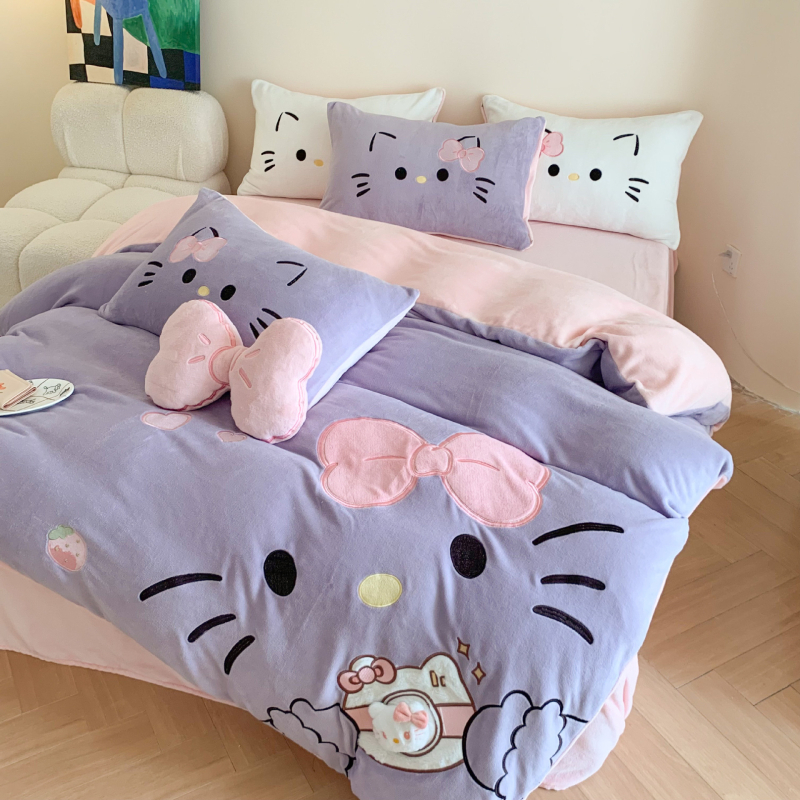 Jesen-zimski set posteljine od Milk Velvet materijala, četiri dijela, s motivom crtanih likova, dvostrani koralni velur