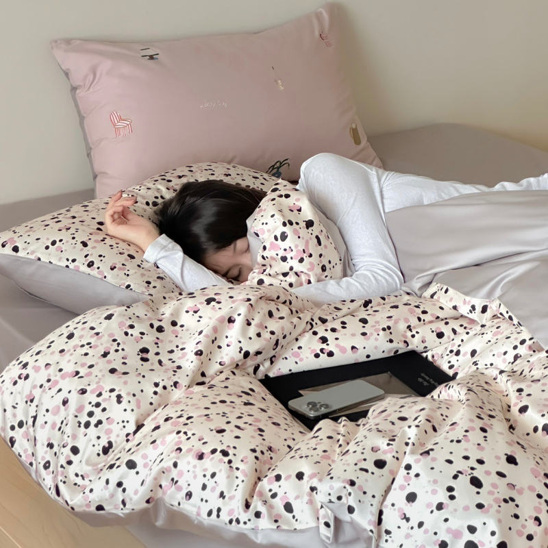 Set de pat 4 piese din bumbac cu fibre lungi, țesătură satin, imprimare reactive, model desen animat, greutate 3500–4000 g