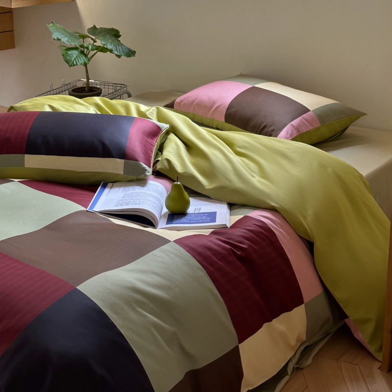 Set de pat 4 piese din bumbac cu fibre lungi, țesătură satin, imprimare reactive, model desen animat, greutate 3500–4000 g