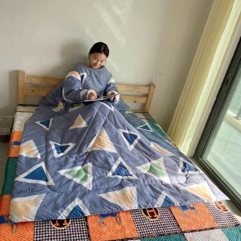 Cuvertură cu mâneci și pernă, căptușeală pluș pentru vârstnici — pătură purtabilă de iarnă pentru utilizatorii de scaun cu rotile; greutate maximă 0,5 kg; material din bumbac 100%; țesătură: brushed, țesătură simplă; umplutură 90–100% fibră chimică