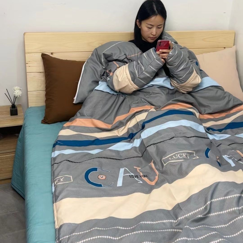 Cuvertură cu mâneci și pernă, căptușeală pluș pentru vârstnici — pătură purtabilă de iarnă pentru utilizatorii de scaun cu rotile; greutate maximă 0,5 kg; material din bumbac 100%; țesătură: brushed, țesătură simplă; umplutură 90–100% fibră chimică