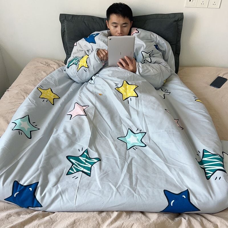 Cuvertură cu mâneci și pernă, căptușeală pluș pentru vârstnici — pătură purtabilă de iarnă pentru utilizatorii de scaun cu rotile; greutate maximă 0,5 kg; material din bumbac 100%; țesătură: brushed, țesătură simplă; umplutură 90–100% fibră chimică