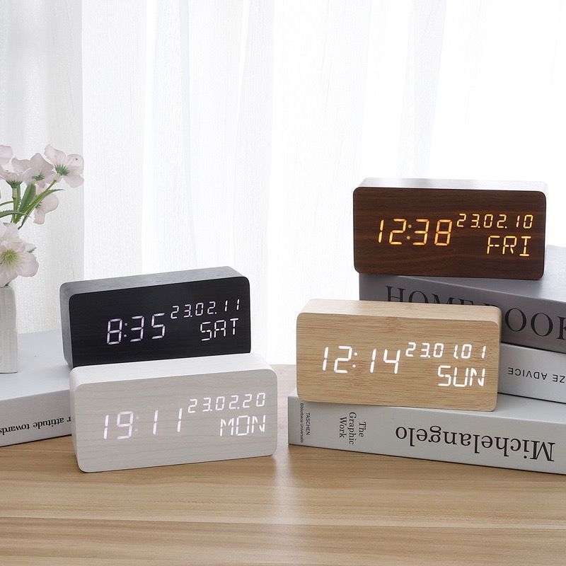 Квадратен дървен будилник с светещ дисплей, презареждаема батерия, безшумен ход, циферблат от закалено стъкло – настолен часовник в скандинавски стил