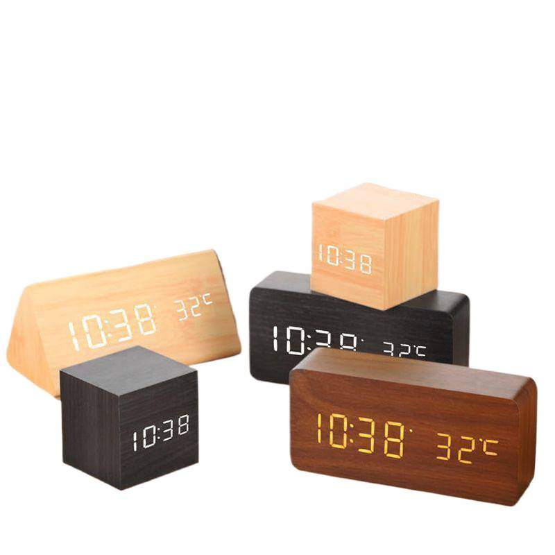 Квадратен дървен будилник с светещ дисплей, презареждаема батерия, безшумен ход, циферблат от закалено стъкло – настолен часовник в скандинавски стил