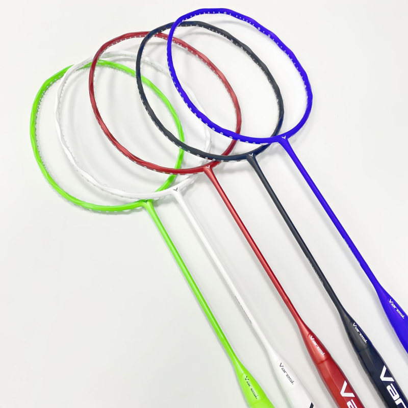 Raketa za badminton — okvir od karbonskih vlakana, težina 80–84 g, direktan udarac, srednja tvrdoća, materijal žica: najlon (Ključne specifikacije: okvir od karbonskih vlakana; težina 80–84 g; direktan udarac; srednja tvrdoća; materijal žica: najlon)
