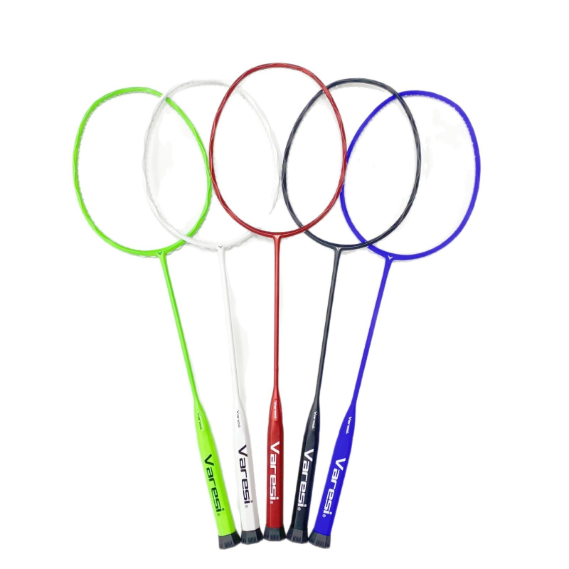 Raketa za badminton — okvir od karbonskih vlakana, težina 80–84 g, direktan udarac, srednja tvrdoća, materijal žica: najlon (Ključne specifikacije: okvir od karbonskih vlakana; težina 80–84 g; direktan udarac; srednja tvrdoća; materijal žica: najlon)
