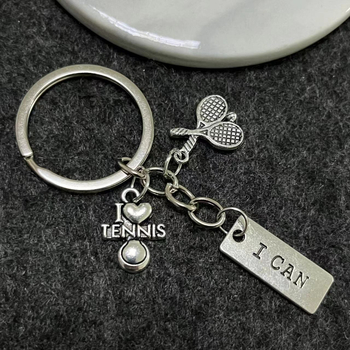 Breloc metalic cu jucător de tenis – pandantiv pentru chei, design cu șnur, gata de cadou