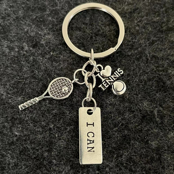 Breloc metalic cu jucător de tenis – pandantiv pentru chei, design cu șnur, gata de cadou