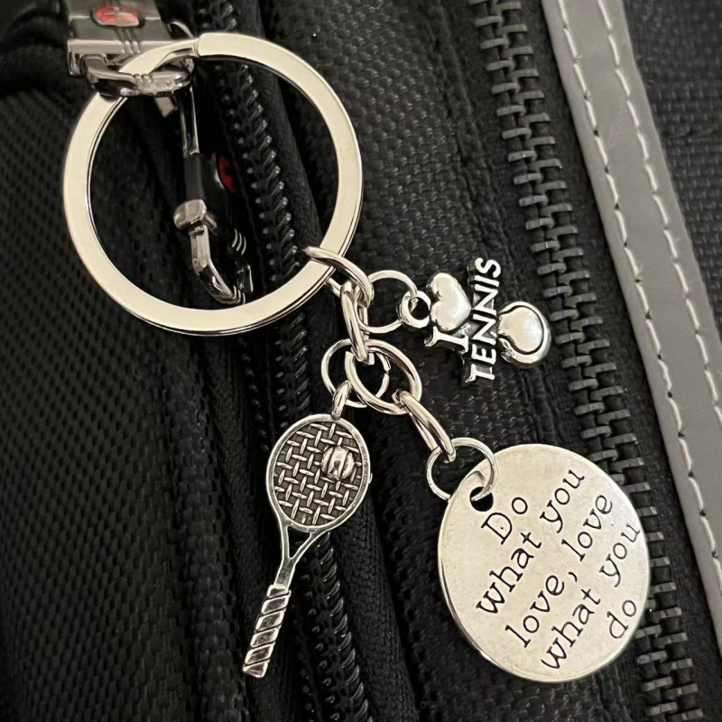 Breloc metalic cu jucător de tenis – pandantiv pentru chei, design cu șnur, gata de cadou