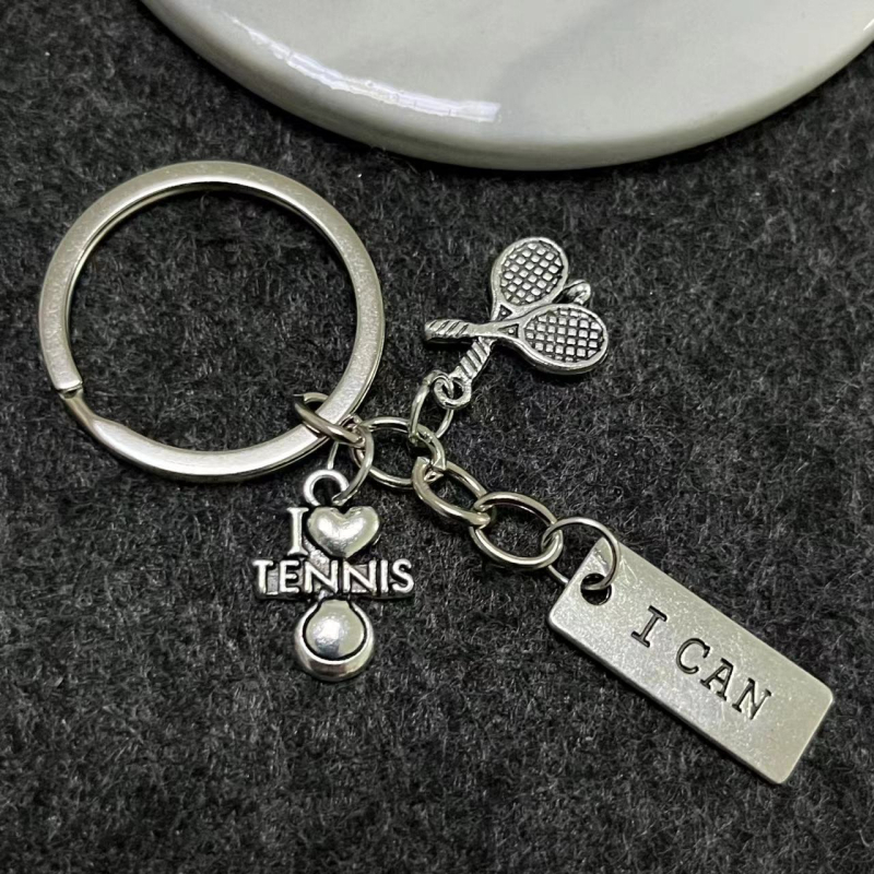 Breloc metalic cu jucător de tenis – pandantiv pentru chei, design cu șnur, gata de cadou