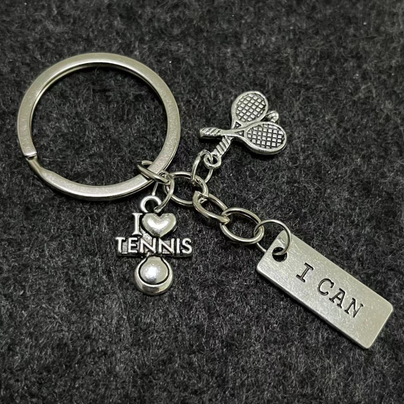 Breloc metalic cu jucător de tenis – pandantiv pentru chei, design cu șnur, gata de cadou