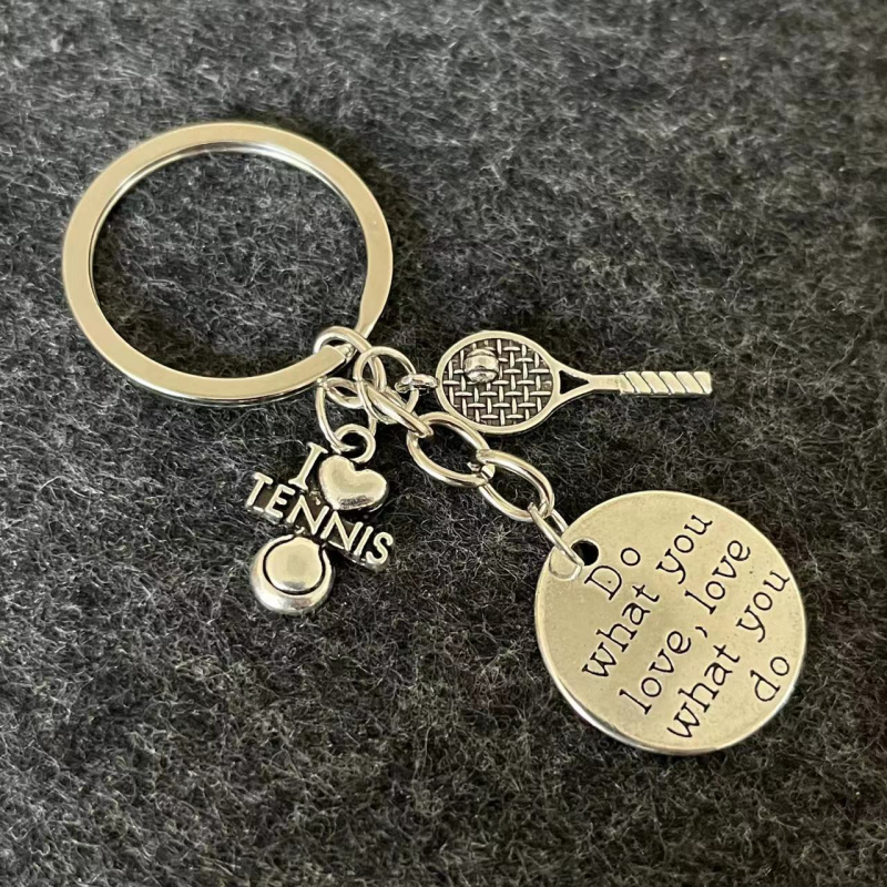 Breloc metalic cu jucător de tenis – pandantiv pentru chei, design cu șnur, gata de cadou