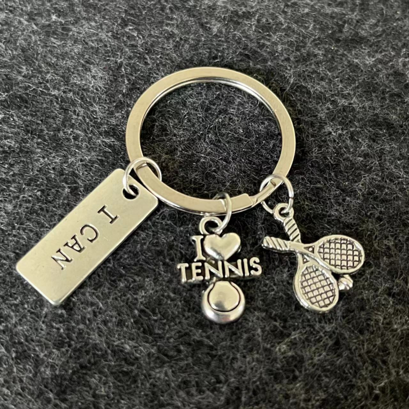 Breloc metalic cu jucător de tenis – pandantiv pentru chei, design cu șnur, gata de cadou