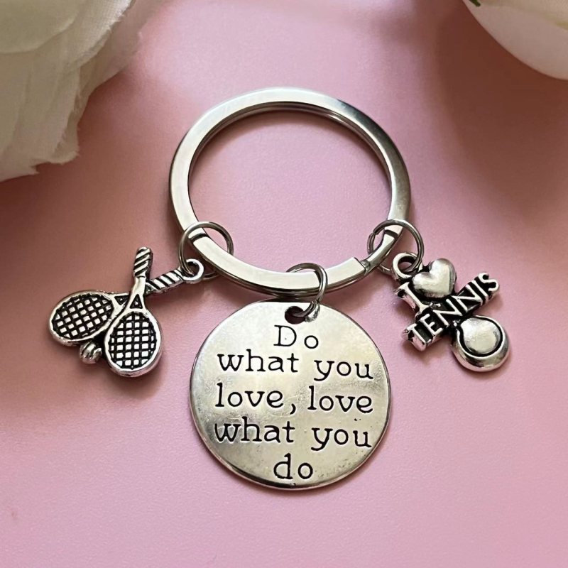 Breloc metalic cu jucător de tenis – pandantiv pentru chei, design cu șnur, gata de cadou