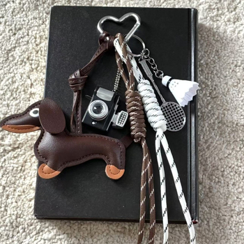 Pandant-lanier pentru geantă, stil vintage, cu motive inimă/picături de apă/clopoței; material plastic/rășină; finisaj semi-manual; iarnă 2024