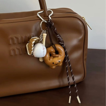 Pandant-lanier pentru geantă, stil vintage, cu motive inimă/picături de apă/clopoței; material plastic/rășină; finisaj semi-manual; iarnă 2024