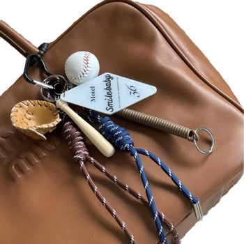 Pandant-lanier pentru geantă, stil vintage, cu motive inimă/picături de apă/clopoței; material plastic/rășină; finisaj semi-manual; iarnă 2024