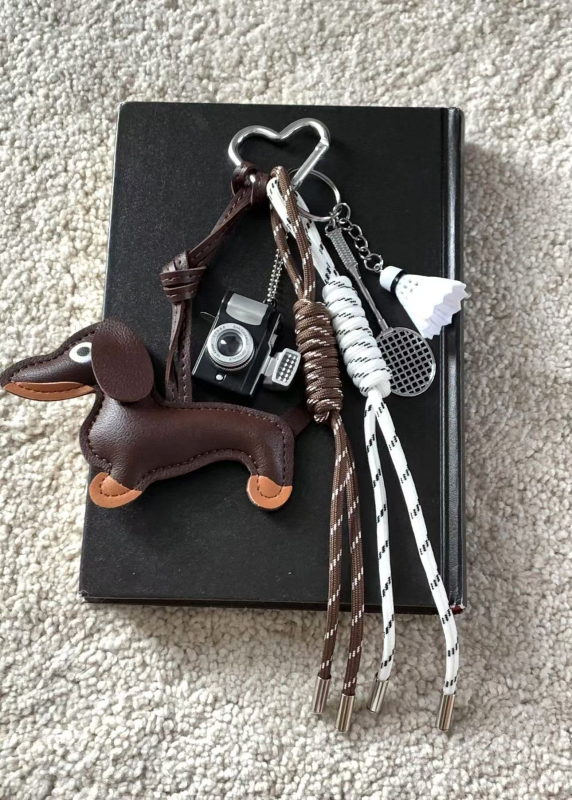 Pandant-lanier pentru geantă, stil vintage, cu motive inimă/picături de apă/clopoței; material plastic/rășină; finisaj semi-manual; iarnă 2024