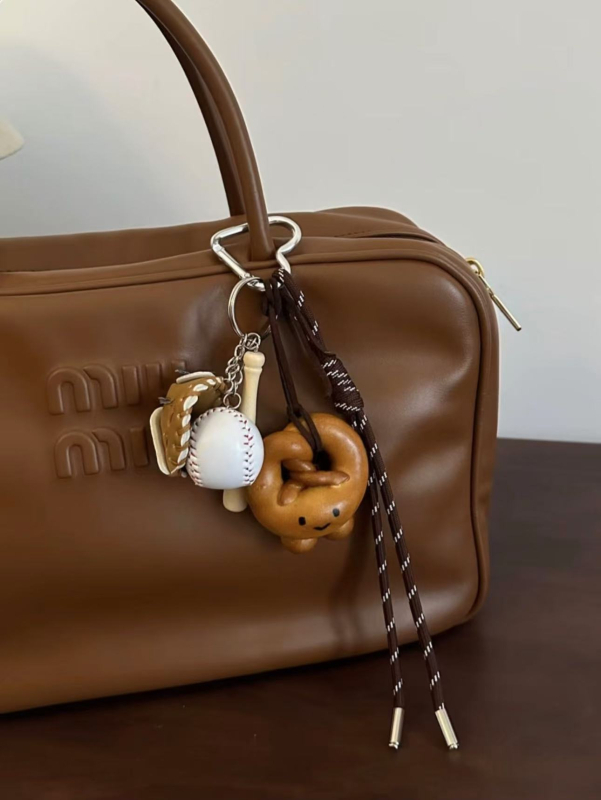 Pandant-lanier pentru geantă, stil vintage, cu motive inimă/picături de apă/clopoței; material plastic/rășină; finisaj semi-manual; iarnă 2024