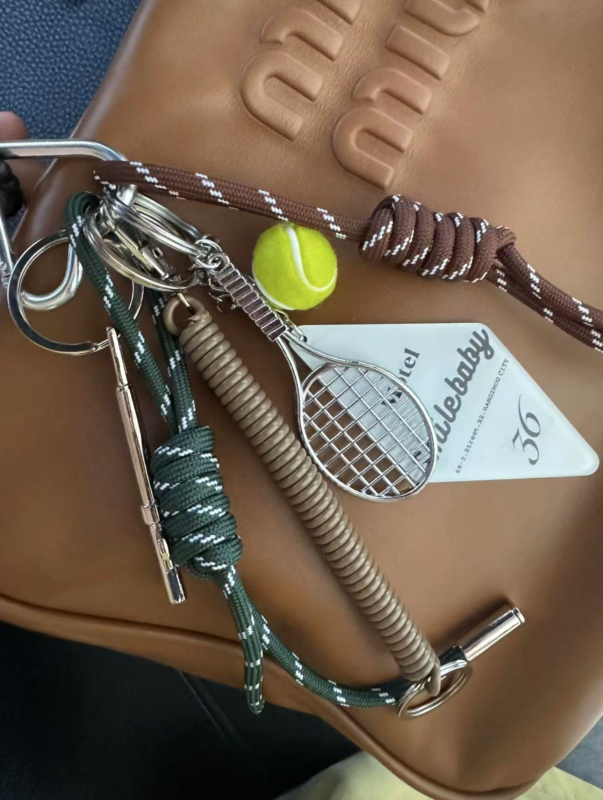 Pandant-lanier pentru geantă, stil vintage, cu motive inimă/picături de apă/clopoței; material plastic/rășină; finisaj semi-manual; iarnă 2024