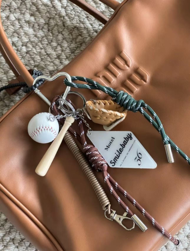 Pandant-lanier pentru geantă, stil vintage, cu motive inimă/picături de apă/clopoței; material plastic/rășină; finisaj semi-manual; iarnă 2024