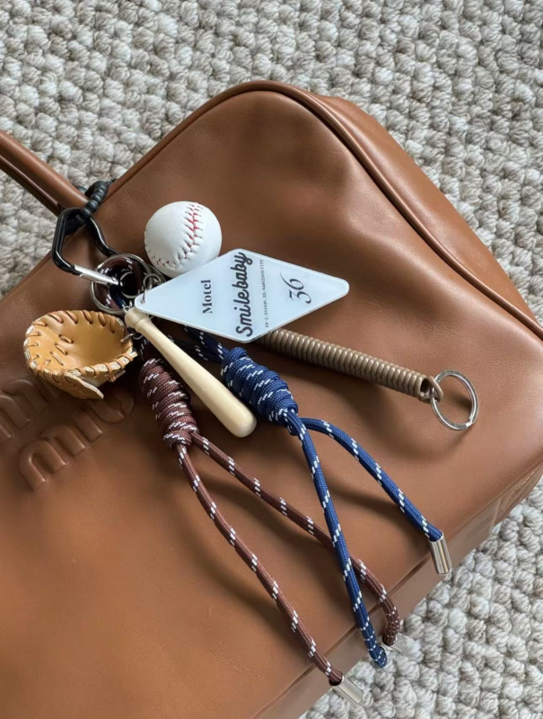 Pandant-lanier pentru geantă, stil vintage, cu motive inimă/picături de apă/clopoței; material plastic/rășină; finisaj semi-manual; iarnă 2024