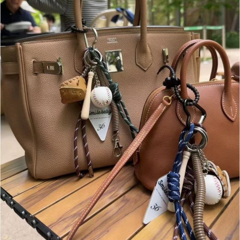 Pandant-lanier pentru geantă, stil vintage, cu motive inimă/picături de apă/clopoței; material plastic/rășină; finisaj semi-manual; iarnă 2024