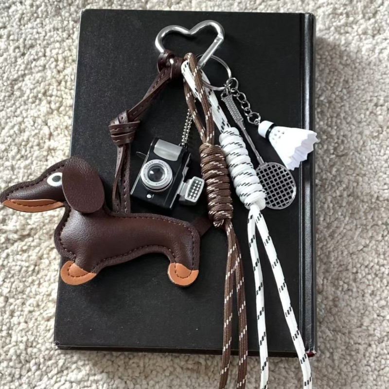 Pandant-lanier pentru geantă, stil vintage, cu motive inimă/picături de apă/clopoței; material plastic/rășină; finisaj semi-manual; iarnă 2024