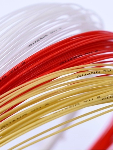 Badmintona raketes auklas – augsta spriegošana, izturīgas treniņu auklas; materiāls: sveķi + augstas izturības neilona šķiedra; zīmols Guangyu