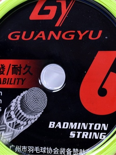 Badmintona raketes auklas – augsta spriegošana, izturīgas treniņu auklas; materiāls: sveķi + augstas izturības neilona šķiedra; zīmols Guangyu
