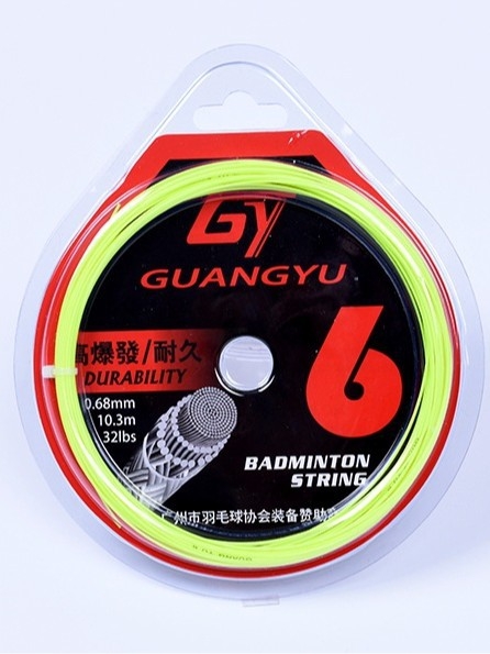 Badmintona raketes auklas – augsta spriegošana, izturīgas treniņu auklas; materiāls: sveķi + augstas izturības neilona šķiedra; zīmols Guangyu