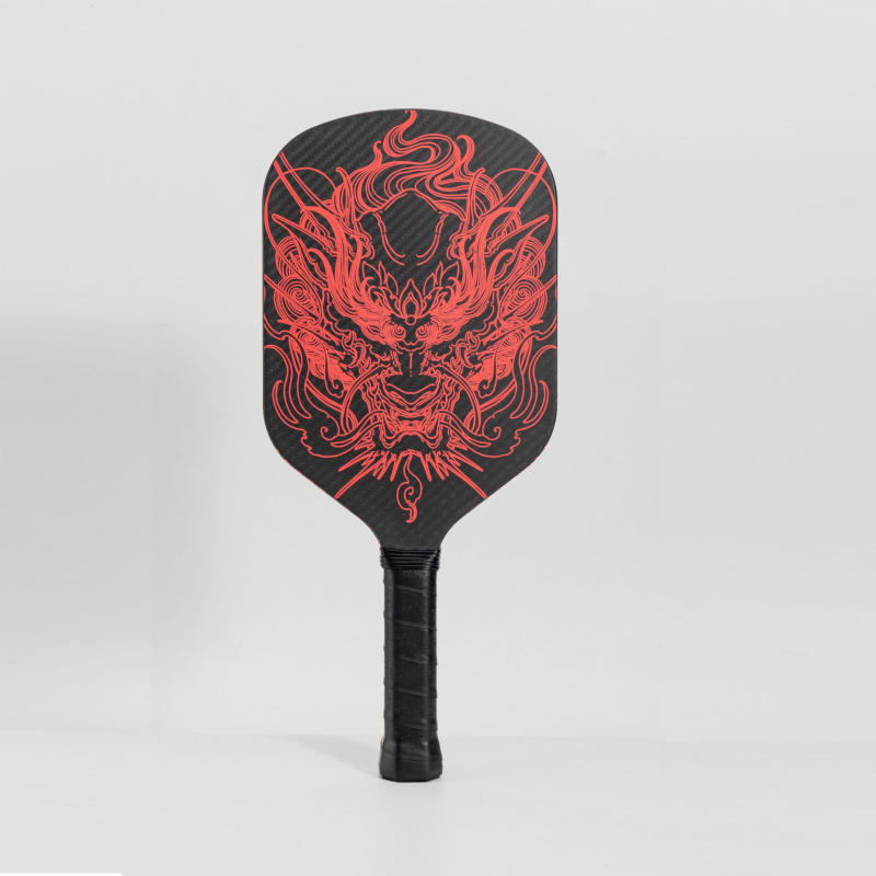 Jusian karbonska pickleball raketa — oko 225 g, jednodijelna konstrukcija s toplim presom, natjecateljskog ranga