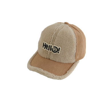 Bejzbol kapa s zakrivljenim šiltom i kupolastom krunom, tkanina od ovčje vune i poliesterska smjesa, prozračna, topla i otporna na vjetar zimi; za djecu 2–10 godina.