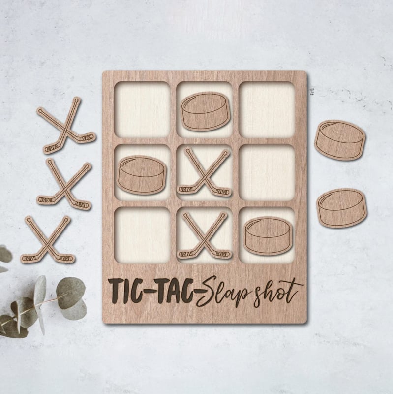 Koka spēļu plāksne ar gravētu dizainu, pielāgojama, kvadrātiska forma, iespējama logotipa drukāšana