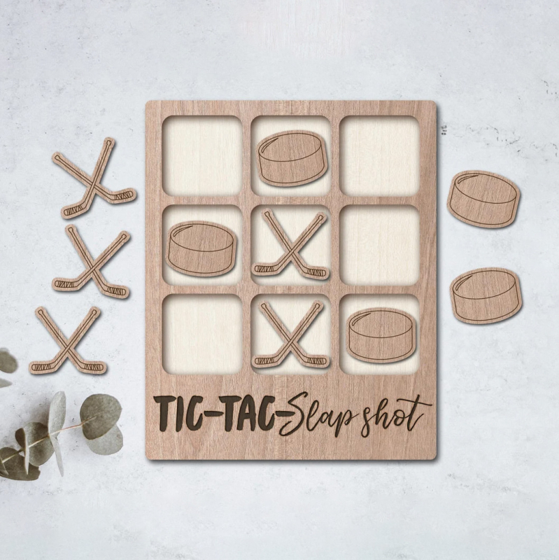 Koka spēļu plāksne ar gravētu dizainu, pielāgojama, kvadrātiska forma, iespējama logotipa drukāšana