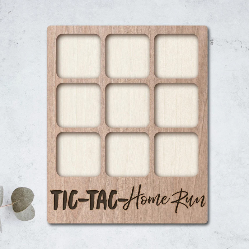 Koka spēļu plāksne ar gravētu dizainu, pielāgojama, kvadrātiska forma, iespējama logotipa drukāšana