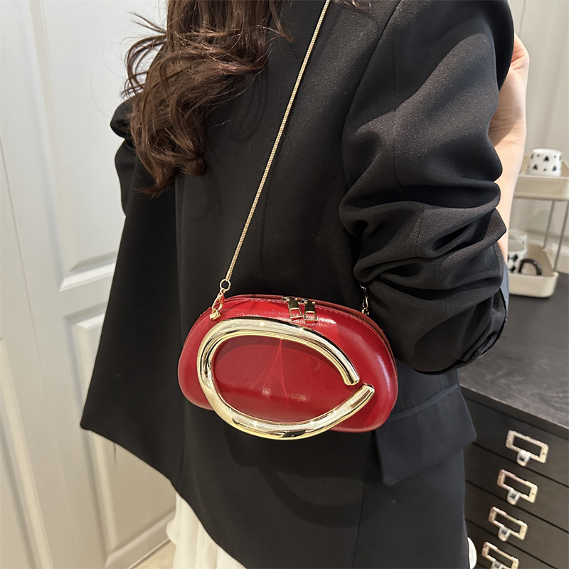 Ženska crossbody torba tipa kutija s metalnim detaljima — zatvarač, ovalni oblik, poliester podstava
